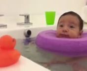 Nuno disfrutando en Baby Spa Madrid de una hidroterapia gracias a nuestro exclusivo dispositivo flotante Bubby, en una de nuestras salas preparadas para bebés menosres de 2 meses. Más información en www.tubabyspa.com ó en el teléfono 91 138 83 35.