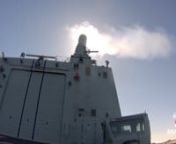 NCSM CALGARY chargement et de tir de systeme de défense rapprochée (CIWS) au large de la côte ouest.