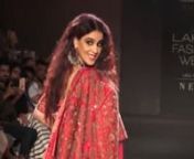 Genelia D’Souza goes Boho in a modern lehenga choli; Riteish Deshmukh supports his Queen. The stunning beauty carried off a red ensemble embellished with sequin. Her look levelled up with chunky boho silver jewellery. With crimped mane and smokey eye-do, the actress turned showstopper for designer Saroj Jalan at Lakme Fashion Week 2019. Genelia D’Souza grabbed attention while making a comeback on the ramp after five years.