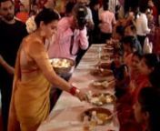 Kajol serves bhog at a pandal on the occasion of Durga Ashtami. The highlight of the event was when mom Tanuja fed the actress with her own hands. It was indeed a moment to be cherished because no matter what eating food from our mom’s hand shall always be the best thing at any age. Kajol with her mother and sister Tanisha Mukherjee gathered at the 70th North Bombay Sarbojanin Durga Puja in 2017. It is one of the oldest and biggest Durga Puja pandals founded by Sasadhar Mukerji and Satirani Mu