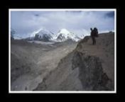 Petit rough cut d&#39;une expédition dans le Pamir avec mon pote photographe newyorkais Aric Mayer en 2004. On grimpe vers un glacier inexploré depuis 20 ans. Au pied du glacier, à 5000 mètre , je fais une chute et me déboîte l&#39;épaule. Nice &amp; scarie souvenir. Lors de ce voyage, nous avons traversé la Chine de Pékin au Xingkiang pour tenter de rentrer au Tibet par une route interdite. L&#39;armée chinoise nous en empêche… Après l&#39;escalade de ce glacier, nous ferons route vers Hong Kong.
