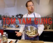 Hier geht&#39;s direkt zum Video-Kochkurs: https://vimeo.com/813215473nn–––––––––––– nnWillkommen bei ZEITGLEICH KOCHEN mit Thomas Hüttl! nnLust auf eine kulinarische Reise nach Thailand? Tom Yam Gung (manchmal auch englisch “Goong” geschrieben) ist eine der bekanntesten Suppen in der thailändischen Küche und mittlerweile weltweit extrem beliebt. Kein Thai-Restaurant kommt ohne sie aus…nnDie eigentlich klare, sauer-scharfe Suppe mit dem intensiven Garnelen-Geschmac