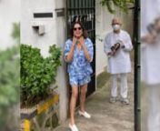 Neena Gupta looks as fresh as a daisy in a blue t-shirt and shorts while she hands out her book to Gulzar Sahab at his home and asks, &#39;padhoge?&#39; The veteran actress gifted a copy of her autobiography Sach Kahun Toh to legendary lyricist Gulzar. The 62 years old in a blue and white floral co-ord set made a refreshing appearance. Gulzar was seen in his staple white kurta and pyjamas. She even posed with Gulzar, while maintaining social distancing. Sach Kahun Toh is Neena&#39;s autobiography wherein sh