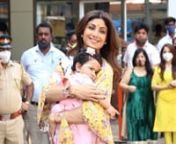 Shilpa Shetty and Raj Kundra’s baby girl Samisha turns one: Family seeks blessing at Siddhivinayak temple. The couple welcomed their second child, Samisha Shetty Kundra on 15th February 2020 via surrogacy. Shilpa and her entrepreneur husband Raj Kundra tied the knot in 2009. The couple already has a nine-year-old son Viaan. Today, the actress with her family on the occasion of their child marking her first birthday stepped out to seek the blessing of Lord Ganesha at the famous Siddhivinayak te