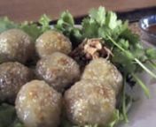 Boulettes de perles de tapioca, farcies au porc et aux cacahuètes, cuites à la vapeur. nVidéo montrant le façonnage des boulettesnLa recette complète sur :nhttp://khatran.blogspot.com