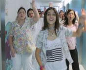 Los niños y niñas de la planta de Oncología del Hospital Sant Joan de Déu, y los profesionales y voluntarios que les acompañan en el centro, cantan junto a Macaco la canción