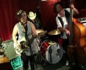 ༺•☾✭ FILMED BY CARBIE WARBIE! ✭☽•༻nhttp://www.carbiewarbie.comnnIzzy Cox is an anarchist crooner she has coined the style Voodoobilly Jazz as her own! She is currently in Melbourne town playing with Kim Volkman (slappin&#39; his stand up bass) and Billy Pommer Jr (pounding out the beats).nnInfluenced by old movie soundtracks, old time bar room blues and country singers. Her lyrics are like diary entries. Stories of serial killers, buckaroo cowboys, snake handlers and sports of nature