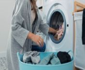 Rethink your laundry routine: Washing clothes too often harms both garments and the environment. Americans average 300 loads yearly, consuming gallons of water and energy. Buzz60’s Maria Mercedes Galuppo has the story.