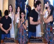 Aamir Khan celebrates his Birthday with Ex Wife Kiran Rao, Cake Cutting Video goes Viral. Watch Video to know more &#60;br/&#62; &#60;br/&#62;#AamirKhan #KiranRao #AamirKhanBirthday&#60;br/&#62;~PR.132~HT.96~