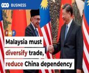 Collins Chong says Putrajaya must take a firm stand against Beijing’s ‘intrusive’ behaviour.&#60;br/&#62;&#60;br/&#62;&#60;br/&#62;Read More: https://www.freemalaysiatoday.com/category/nation/2024/03/17/malaysia-must-diversify-trade-reduce-dependency-on-china-says-analyst/&#60;br/&#62;&#60;br/&#62;Laporan Lanjut: https://www.freemalaysiatoday.com/category/bahasa/tempatan/2024/03/17/jangan-bergantung-china-malaysia-perlu-ada-pelbagai-rakan-dagang-kata-penganalisis/&#60;br/&#62;&#60;br/&#62;Free Malaysia Today is an independent, bi-lingual news portal with a focus on Malaysian current affairs.&#60;br/&#62;&#60;br/&#62;Subscribe to our channel - http://bit.ly/2Qo08ry&#60;br/&#62;------------------------------------------------------------------------------------------------------------------------------------------------------&#60;br/&#62;Check us out at https://www.freemalaysiatoday.com&#60;br/&#62;Follow FMT on Facebook: https://bit.ly/49JJoo5&#60;br/&#62;Follow FMT on Dailymotion: https://bit.ly/2WGITHM&#60;br/&#62;Follow FMT on X: https://bit.ly/48zARSW &#60;br/&#62;Follow FMT on Instagram: https://bit.ly/48Cq76h&#60;br/&#62;Follow FMT on TikTok : https://bit.ly/3uKuQFp&#60;br/&#62;Follow FMT Berita on TikTok: https://bit.ly/48vpnQG &#60;br/&#62;Follow FMT Telegram - https://bit.ly/42VyzMX&#60;br/&#62;Follow FMT LinkedIn - https://bit.ly/42YytEb&#60;br/&#62;Follow FMT Lifestyle on Instagram: https://bit.ly/42WrsUj&#60;br/&#62;Follow FMT on WhatsApp: https://bit.ly/49GMbxW &#60;br/&#62;------------------------------------------------------------------------------------------------------------------------------------------------------&#60;br/&#62;Download FMT News App:&#60;br/&#62;Google Play – http://bit.ly/2YSuV46&#60;br/&#62;App Store – https://apple.co/2HNH7gZ&#60;br/&#62;Huawei AppGallery - https://bit.ly/2D2OpNP&#60;br/&#62;&#60;br/&#62;#FMTNews #Malaysia #DiversifyTrade #ReduceDepency #China