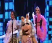 Heidi Klum, Mel B and Miss Piggy sing &#92;