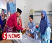 Health Minister Datuk Seri Dr Dzulkefly Ahmad was present at Ampang Hospital to greet patients and staff on the first day of Hari Raya Aidilfitri on Wednesday (April 10).&#60;br/&#62;&#60;br/&#62;Several staff members at Ampang Hospital also shared their feelings about working during the Hari Raya celebrations.&#60;br/&#62;&#60;br/&#62;WATCH MORE: https://thestartv.com/c/news&#60;br/&#62;SUBSCRIBE: https://cutt.ly/TheStar&#60;br/&#62;LIKE: https://fb.com/TheStarOnline