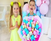 Diana and Roma want to congratulate mom on a holiday - Mother&#39;s Day. Children make bouquets for mommy. Dad tells the children what their mom will like.