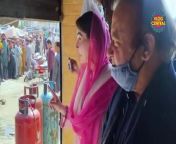 In this exclusive video, we bring you the latest buzz in Pakistan as CM Maryam Nawaz and former Prime Minister Nawaz Sharif make a surprise visit to a local tandoor. &#60;br/&#62;&#60;br/&#62;Watch as we capture the Pakistani public&#39;s reactions to this unexpected appearance by two prominent political figures.&#60;br/&#62;&#60;br/&#62;#ChiefMinister #MaryamNawaz #NawazSharif #Tandoor #SeharAmin #Politics #Pakistan #CurrentAffairs #Leadership #CommunityDevelopment #Grassroots #Punjab #News #Updates #PublicReaction