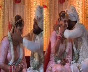 आरती सिंह की शादी का नया वीडियो सामने आया है, जो सात फेरे के दौरान का है। इसमें आरती गुलाबी साड़ी पहने बहुत प्यारी लग रही हैं। रस्म-रिवाज निभाने के दौरान वो इमोशनल भी हो गईं और उनकी आंखों से आंसू निकल पड़े। &#60;br/&#62; &#60;br/&#62;A new video of Aarti Singh&#39;s wedding has surfaced, which is during the seven rounds. In this, Aarti is looking very cute wearing a pink saree. While performing the rituals, she became emotional and tears came out of her eyes. &#60;br/&#62; &#60;br/&#62;#ArtisinghMangalsutra #ArtiSinghWeddingEmotionalVideo #ArtiSinghDeepak &#60;br/&#62; &#60;br/&#62;&#60;br/&#62;~PR.114~ED.284~HT.318~