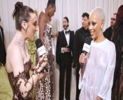 Doja Cat makes a provocative return to the Met Gala red carpet, speaking with Emma Chamberlain in a body length wet t-shirt and dripping with sexy confidence.