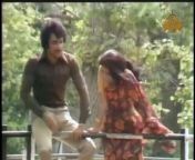 Dehleez Ep 09 - PTV Classic Drama&#60;br/&#62;&#60;br/&#62;The drama serial is one of the most famous dramas from PTV. It is remembered to this day due to its unique storyline and huge star cast. The drama is considered a cult classic and is one of the rarest gems of PTV. It was re-aired on the 50th anniversary of PTV in 2014.&#60;br/&#62;&#60;br/&#62;Written by: Amjad Islam Amjad&#60;br/&#62;Directed by: Yawar Hayat Khan (assisted by Kunwar Aftab Ahmed, Qanbar Ali Shah, Nusrat Thakur)&#60;br/&#62;&#60;br/&#62;Cast:&#60;br/&#62;Roohi Bano, Mahboob Alam, Uzma Gillani, Asif Raza Mir, Qavi Khan, Afzaal Ahmed, Tahira Naqvi, Firdous Jamal&#60;br/&#62;Khayam Sarhadi, Aurangzeb Leghari, Agha Sikander, Najma Mehboob, Tauqeer Nasir, Talat Siddiqi, Abid Kashmiri&#60;br/&#62;