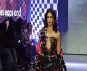 Bollywood actress Ananya Pandey often remains a part of limelight for her stylish looks. Recently too, Ananya has touched the hearts of her fans with her new avatar. Ananya Pandey was a part of an award event last evening, where the actress was seen in a bossy look in black color coat and pants.&#60;br/&#62;&#60;br/&#62;#ananyapanday #fashion #entertainmentnews #trending #viralvideo #viral #entertainmentnews #celebupdate #bollywoodnews