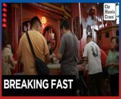 Indonesian Muslims visit Buddhist temple for Ramadan&#60;br/&#62;&#60;br/&#62;Hundreds of Indonesian Muslims in Jakarta gather at Dharma Bhakti temple for free food to end their fast during Ramadan, with the temple providing up to 450 meals in a crowded neighborhood.&#60;br/&#62;&#60;br/&#62;Video by AFP&#60;br/&#62;&#60;br/&#62;Subscribe to The Manila Times Channel - https://tmt.ph/YTSubscribe &#60;br/&#62; &#60;br/&#62;Visit our website at https://www.manilatimes.net &#60;br/&#62;&#60;br/&#62;Follow us: &#60;br/&#62;Facebook - https://tmt.ph/facebook &#60;br/&#62;Instagram - https://tmt.ph/instagram &#60;br/&#62;Twitter - https://tmt.ph/twitter &#60;br/&#62;DailyMotion - https://tmt.ph/dailymotion &#60;br/&#62; &#60;br/&#62;Subscribe to our Digital Edition - https://tmt.ph/digital &#60;br/&#62; &#60;br/&#62;Check out our Podcasts: &#60;br/&#62;Spotify - https://tmt.ph/spotify &#60;br/&#62;Apple Podcasts - https://tmt.ph/applepodcasts &#60;br/&#62;Amazon Music - https://tmt.ph/amazonmusic &#60;br/&#62;Deezer: https://tmt.ph/deezer &#60;br/&#62;Tune In: https://tmt.ph/tunein&#60;br/&#62; &#60;br/&#62;#TheManilaTimes&#60;br/&#62;#tmtnews&#60;br/&#62;#jakarta &#60;br/&#62;#indonesia &#60;br/&#62;#ramadan