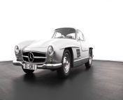 Original trifft Original: Erstmals sind ein Kunstwerk von Andy Warhol aus der „Cars“-Serie und das Vorbildfahrzeug Mercedes-Benz 300 SL Coupé zusammen zu sehen&#60;br/&#62;&#60;br/&#62;Die Geschichte des Mercedes-Benz300 SL „Flügeltürers“ mit dem Kennzeichen „EI-DR 1“&#60;br/&#62;&#60;br/&#62;Der 300 SL wird von 1954 bis 1957 gebaut. Lediglich 1.400 Fahrzeuge entstehen weitgehend nach Manufakturmethoden im Werk Sindelfingen. Der „Flügeltürer“ ist eines der berühmtesten Fahrzeuge von Mercedes-Benz – und wird 1999 zum „Sportwagen des Jahrhunderts“ gewählt.&#60;br/&#62;&#60;br/&#62;Das Fahrzeug mit dem Kennzeichen „EI-DR 1“ befindet sich 39 Jahre lang in Privatbesitz, bis es 2020 die BRABUS GmbH ankauft und feststellt, dass es sich dabei um das exakte Vorbildfahrzeug für die „Cars“-Bildserie handelt. Dieser „Flügeltürer“ wird 1955 in der Farbkombination Silbergrau (DB 180) mit blauem Leder (DB 355) und Rudge-Rädern gefertigt. Während dieser Zeit in privater Hand gelangt ein Foto des 300 SL mit dem Nummernschild „EI-DR 1“ in ein Sportwagenbuch. Nach Recherchen der BRABUS GmbH dient das Foto dieses Fahrzeugs Andy Warhol als Vorlage für das erste Motiv seiner „Cars“-Serie. Das Fahrzeug selbst hat der Künstler nie im Original gesehen. BRABUS hat das Fahrzeug nach Herstellerspezifikation restauriert.&#60;br/&#62;&#60;br/&#62;Eine Expertise von Mercedes-Benz Classic bestätigt die Echtheit des 300 SL. Mercedes-Benz Classic erstellt regelmäßig Expertisen über hochwertige Klassiker der Marke Mercedes-Benz. Zu den detaillierten Inhalten dieser Expertisen gehören die Beschreibung der individuellen Fahrzeuggeschichte sowie eine Bewertung der Authentizität des Fahrzeugs. Grundlage jeder Expertise ist eine aufwendige Recherche am Fahrzeug selbst sowie in den umfangreichen Archiven der Mercedes-Benz AG.