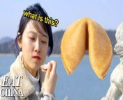 Are fortune cookies you find in Chinese restaurants in the west really from China? Who started this trend? A fortune cookie maker in San Francisco tells us all he knows about these iconic snacks.&#60;br/&#62;&#60;br/&#62;This is the eighth episode of our new season of “Eat China: Back to Basics,” where we answer burning questions you might have about Chinese food. &#60;br/&#62;&#60;br/&#62;Don’t miss our stories, what’s buzzing around the web, and bonus material. Sign up for the GT NEWSLETTER: http://gt4.life/YTnewsletter&#60;br/&#62;&#60;br/&#62;0:00 Are fortune cookies from china?&#60;br/&#62;01:25 Where fortune cookies came from &#60;br/&#62;03:06 How to make fortune cookies&#60;br/&#62;04:56 Sharing the history of fortune cookies &#60;br/&#62;&#60;br/&#62;If you liked this video, we have more explainers about Chinese food:&#60;br/&#62;&#60;br/&#62;Woks: The King of Chinese Cooking Pans &#124; Eat China: Back to Basics S4E7&#60;br/&#62;https://dai.ly/x8b4xe8 &#60;br/&#62;&#60;br/&#62;Why Is Mala so Addictive? All about This Numbing Spicy Sensation &#124; Eat China: Back to Basics S4E6 &#60;br/&#62;https://dai.ly/x8aydk5 &#60;br/&#62;&#60;br/&#62;Follow us on Instagram for behind-the-scenes moments: http://instagram.com/goldthread2 &#60;br/&#62;Stay updated on Twitter: http://twitter.com/goldthread2 &#60;br/&#62;Join the conversation on Facebook: http://facebook.com/goldthread2 &#60;br/&#62;Have story ideas? Send them to us at hello@goldthread2.com&#60;br/&#62;&#60;br/&#62;Producer: Yoyo Chow&#60;br/&#62;Videographer: Nathaniel Brown, Shirley Xu&#60;br/&#62;Editor: Nicholas Ko &#60;br/&#62;Narration: Victoria Ho&#60;br/&#62;Animation: Stella Yoo&#60;br/&#62;Mastering: César del Giudice&#60;br/&#62;&#60;br/&#62;#fortune #cookies #chineseamerican&#60;br/&#62;