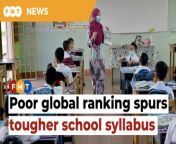 Malaysia’s poor performance in an international student assessment ranking has led to the gradual implementation of a tougher syllabus in primary schools.&#60;br/&#62;&#60;br/&#62;&#60;br/&#62;Read More: https://www.freemalaysiatoday.com/category/nation/2022/06/26/low-pisa-ranking-led-to-tougher-school-syllabus-say-teachers/&#60;br/&#62;&#60;br/&#62;Laporan Lanjut: https://www.freemalaysiatoday.com/category/bahasa/tempatan/2022/06/26/kedudukan-rendah-malaysia-dalam-pisa-punca-sukatan-pelajaran-sekolah-lebih-sukar-kata-guru/&#60;br/&#62;&#60;br/&#62;Free Malaysia Today is an independent, bi-lingual news portal with a focus on Malaysian current affairs.&#60;br/&#62;&#60;br/&#62;Subscribe to our channel - http://bit.ly/2Qo08ry&#60;br/&#62;------------------------------------------------------------------------------------------------------------------------------------------------------&#60;br/&#62;Check us out at https://www.freemalaysiatoday.com&#60;br/&#62;Follow FMT on Facebook: http://bit.ly/2Rn6xEV&#60;br/&#62;Follow FMT on Dailymotion: https://bit.ly/2WGITHM&#60;br/&#62;Follow FMT on Twitter: http://bit.ly/2OCwH8a &#60;br/&#62;Follow FMT on Instagram: https://bit.ly/2OKJbc6&#60;br/&#62;Follow FMT Lifestyle on Instagram: https://bit.ly/39dBDbe&#60;br/&#62;Follow FMT Ohsem on Instagram: https://bit.ly/32KIasG&#60;br/&#62;Follow FMT Telegram - https://bit.ly/2VUfOrv&#60;br/&#62;------------------------------------------------------------------------------------------------------------------------------------------------------&#60;br/&#62;Download FMT News App:&#60;br/&#62;Google Play – http://bit.ly/2YSuV46&#60;br/&#62;App Store – https://apple.co/2HNH7gZ&#60;br/&#62;Huawei AppGallery - https://bit.ly/2D2OpNP&#60;br/&#62;&#60;br/&#62;#FMTNews #Pisa #PrimarySchoolSyllabus