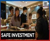 Gold gains favor among Chinese youth&#60;br/&#62;&#60;br/&#62;Jewelers in China are looking at a new group of buyers: young people. They see gold as a safe investment, especially during uncertain economic times. Experts say millennials and Gen Z are big reasons why gold is becoming more popular. &#60;br/&#62;&#60;br/&#62;Video by AFP&#60;br/&#62;&#60;br/&#62;Subscribe to The Manila Times Channel - https://tmt.ph/YTSubscribe &#60;br/&#62;&#60;br/&#62;Visit our website at https://www.manilatimes.net &#60;br/&#62;&#60;br/&#62;Follow us: &#60;br/&#62;Facebook - https://tmt.ph/facebook &#60;br/&#62;Instagram - https://tmt.ph/instagram &#60;br/&#62;Twitter - https://tmt.ph/twitter &#60;br/&#62;DailyMotion - https://tmt.ph/dailymotion &#60;br/&#62;&#60;br/&#62;Subscribe to our Digital Edition - https://tmt.ph/digital &#60;br/&#62;&#60;br/&#62;Check out our Podcasts: &#60;br/&#62;Spotify - https://tmt.ph/spotify &#60;br/&#62;Apple Podcasts - https://tmt.ph/applepodcasts &#60;br/&#62;Amazon Music - https://tmt.ph/amazonmusic &#60;br/&#62;Deezer: https://tmt.ph/deezer &#60;br/&#62;Stitcher: https://tmt.ph/stitcher&#60;br/&#62;Tune In: https://tmt.ph/tunein&#60;br/&#62;&#60;br/&#62;#TheManilaTimes&#60;br/&#62;#tmtnews &#60;br/&#62;#gold &#60;br/&#62;#china &#60;br/&#62;#genz
