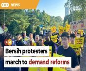 The protestors started marching towards the Parliament building at about 8.30am.&#60;br/&#62;&#60;br/&#62;Read More: &#60;br/&#62;https://www.freemalaysiatoday.com/category/nation/2024/02/27/100-protestors-march-in-bersih-rally-demanding-reforms/ &#60;br/&#62;&#60;br/&#62;Laporan Lanjut: &#60;br/&#62;https://www.freemalaysiatoday.com/category/bahasa/tempatan/2024/02/27/desak-reform-hampir-100-sertai-himpunan-bersih/&#60;br/&#62;&#60;br/&#62;Free Malaysia Today is an independent, bi-lingual news portal with a focus on Malaysian current affairs.&#60;br/&#62;&#60;br/&#62;Subscribe to our channel - http://bit.ly/2Qo08ry&#60;br/&#62;------------------------------------------------------------------------------------------------------------------------------------------------------&#60;br/&#62;Check us out at https://www.freemalaysiatoday.com&#60;br/&#62;Follow FMT on Facebook: http://bit.ly/2Rn6xEV&#60;br/&#62;Follow FMT on Dailymotion: https://bit.ly/2WGITHM&#60;br/&#62;Follow FMT on Twitter: http://bit.ly/2OCwH8a &#60;br/&#62;Follow FMT on Instagram: https://bit.ly/2OKJbc6&#60;br/&#62;Follow FMT on TikTok : https://bit.ly/3cpbWKK&#60;br/&#62;Follow FMT Telegram - https://bit.ly/2VUfOrv&#60;br/&#62;Follow FMT LinkedIn - https://bit.ly/3B1e8lN&#60;br/&#62;Follow FMT Lifestyle on Instagram: https://bit.ly/39dBDbe&#60;br/&#62;------------------------------------------------------------------------------------------------------------------------------------------------------&#60;br/&#62;Download FMT News App:&#60;br/&#62;Google Play – http://bit.ly/2YSuV46&#60;br/&#62;App Store – https://apple.co/2HNH7gZ&#60;br/&#62;Huawei AppGallery - https://bit.ly/2D2OpNP&#60;br/&#62;&#60;br/&#62;#FMTNews #HassanKarim #Bersih #Reformasi