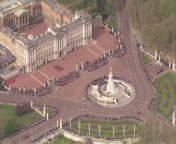 Outside of the Elysee Palace in Paris, British and French troops took part in a milestone Changing of the Guard ceremony. Simultaneously, marking the 120th anniversary of the Entente Cordiale, this aerial footage shows the Changing of the Guard in London. Buzz60’s Chloe Hurst has the story!