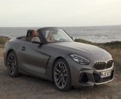 Fans of unadulterated driving pleasure in an open-top BMW M model can look forward to a new arrival tailored perfectly to their preferences: the Pure Impulse edition of the BMW Z4 M40i. With the 2024 model year roadster, a six-speed manual gearbox will also be available for the range-topping version for the first time. The new engine/transmission pairing forms the core element of an enticing equipment package designed to place greater emphasis than ever on the two-seater’s unwavering focus on delivering an exhilarating open-top driving experience. The Pure Impulse edition brings retuned chassis technology and mixed-size M light-alloy wheels measuring 19 inches in diameter at the front axle and 20 inches at the rear.