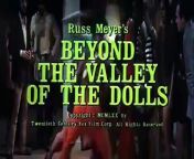 Trailer oficial Beyond the Valley of the Dolls dirgida por Russ Meyer.