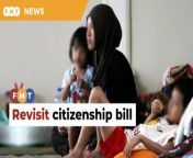 In its present form, only children born overseas to Malaysian mothers after the amendment takes effect will be entitled to automatic citizenship.&#60;br/&#62;&#60;br/&#62;Read More: https://www.freemalaysiatoday.com/category/nation/2024/03/30/revisit-citizenship-bill-to-address-overseas-born-stateless-kids/&#60;br/&#62;&#60;br/&#62;Laporan Lanjut: https://www.freemalaysiatoday.com/category/bahasa/tempatan/2024/03/30/semak-semula-ruu-kerakyatan-tangani-isu-anak-lahir-luar-negara/&#60;br/&#62;&#60;br/&#62;Free Malaysia Today is an independent, bi-lingual news portal with a focus on Malaysian current affairs.&#60;br/&#62;&#60;br/&#62;Subscribe to our channel - http://bit.ly/2Qo08ry&#60;br/&#62;------------------------------------------------------------------------------------------------------------------------------------------------------&#60;br/&#62;Check us out at https://www.freemalaysiatoday.com&#60;br/&#62;Follow FMT on Facebook: https://bit.ly/49JJoo5&#60;br/&#62;Follow FMT on Dailymotion: https://bit.ly/2WGITHM&#60;br/&#62;Follow FMT on X: https://bit.ly/48zARSW &#60;br/&#62;Follow FMT on Instagram: https://bit.ly/48Cq76h&#60;br/&#62;Follow FMT on TikTok : https://bit.ly/3uKuQFp&#60;br/&#62;Follow FMT Berita on TikTok: https://bit.ly/48vpnQG &#60;br/&#62;Follow FMT Telegram - https://bit.ly/42VyzMX&#60;br/&#62;Follow FMT LinkedIn - https://bit.ly/42YytEb&#60;br/&#62;Follow FMT Lifestyle on Instagram: https://bit.ly/42WrsUj&#60;br/&#62;Follow FMT on WhatsApp: https://bit.ly/49GMbxW &#60;br/&#62;------------------------------------------------------------------------------------------------------------------------------------------------------&#60;br/&#62;Download FMT News App:&#60;br/&#62;Google Play – http://bit.ly/2YSuV46&#60;br/&#62;App Store – https://apple.co/2HNH7gZ&#60;br/&#62;Huawei AppGallery - https://bit.ly/2D2OpNP&#60;br/&#62;&#60;br/&#62;#FMTNews #FamilyFrontiers #Parliament #Putrajaya #JohariAbdul